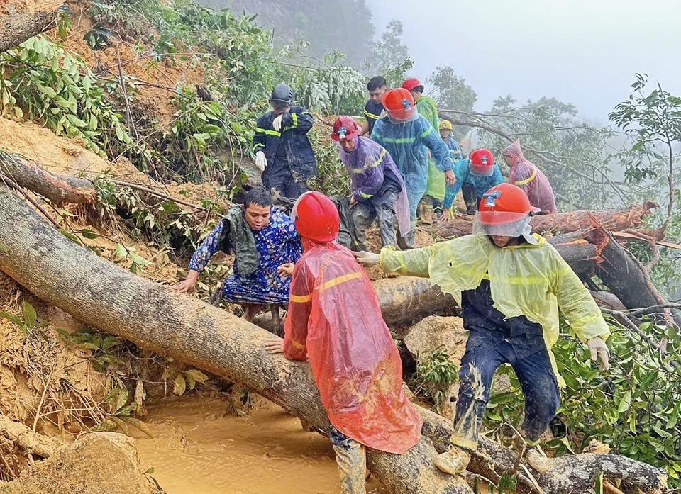 Khánh Hoà: Tình quân - dân khăng khít trong những ngày hoạn nạn vì lũ dữ- Ảnh 10.