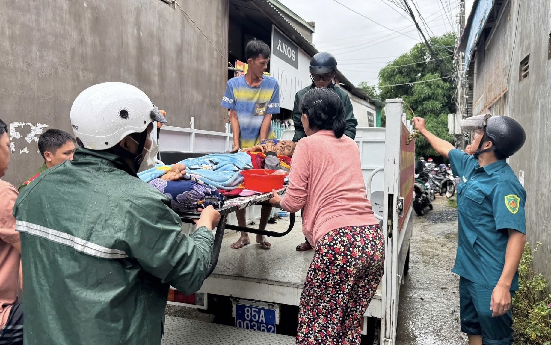 Khánh Hoà: Tình quân - dân khăng khít trong những ngày hoạn nạn vì lũ dữ- Ảnh 11.