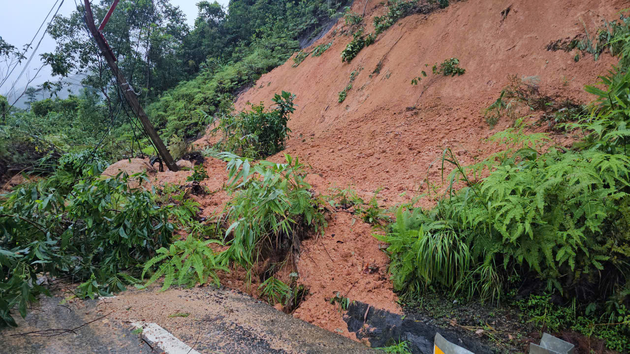 Tổng lực ứng phó mưa lũ: Bộ Xây dựng chỉ đạo khẩn, không để dân vào vùng nguy hiểm- Ảnh 1.