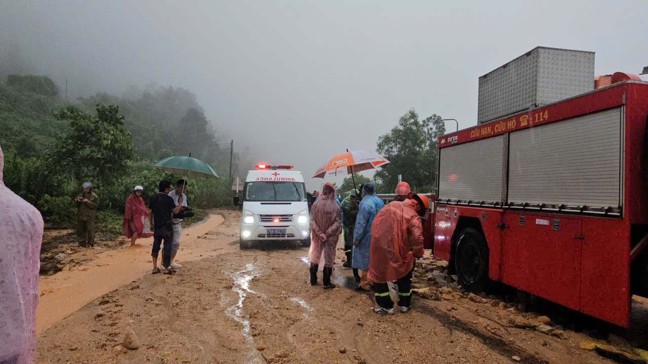 Tổng lực ứng phó mưa lũ: Bộ Xây dựng chỉ đạo khẩn, không để dân vào vùng nguy hiểm- Ảnh 3.