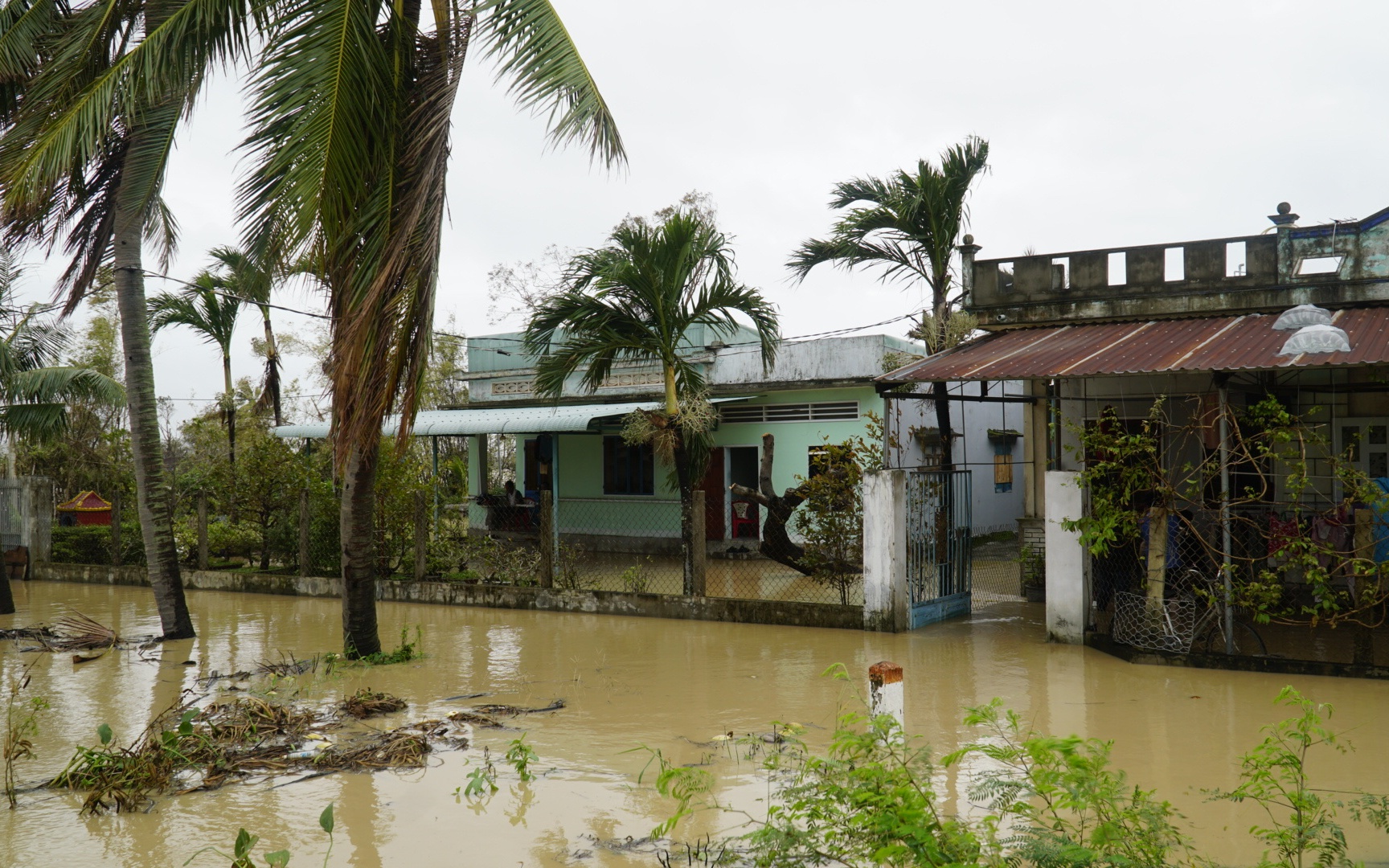 Bộ đội Gia Lai vượt lũ cứu người dân vùng ngập sâu- Ảnh 12. Gia Lai: 3.200 hộ bị ngập lụt, cô lập do mưa lớn kéo dài