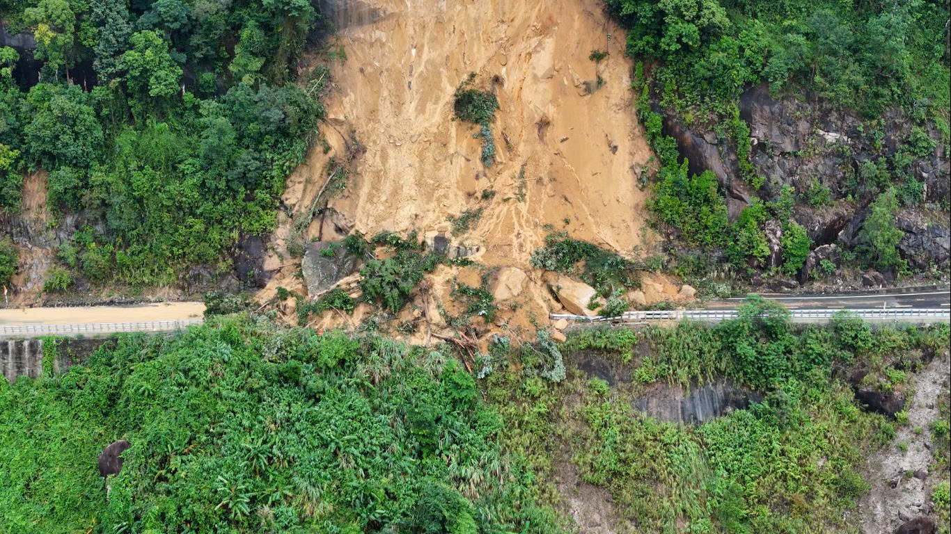 Bí thư Tỉnh ủy Khánh Hòa thăm hỏi các nạn nhân vụ sạt lở đèo Khánh Lê và Khánh Sơn- Ảnh 2. Bí thư Tỉnh ủy Khánh Hòa thăm hỏi các nạn nhân vụ sạt lở đèo Khánh Lê và Khánh Sơn- Ảnh 2.