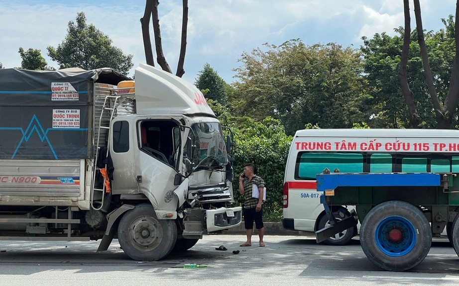 Bản tin TNGT 18/11: Va chạm li&ecirc;n ho&agrave;n tr&ecirc;n xa lộ H&agrave; Nội, một người bị thương