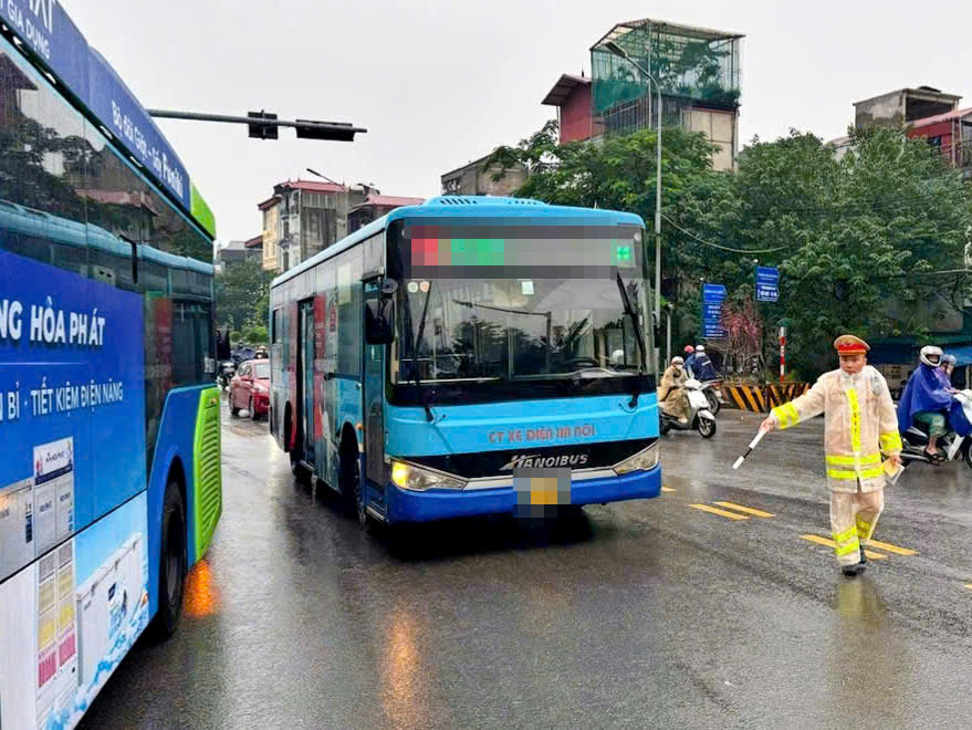 CSGT Hà Nội xử phạt xe buýt đi sai lộ trình, gây ùn tắc qua cầu Chương Dương- Ảnh 2.