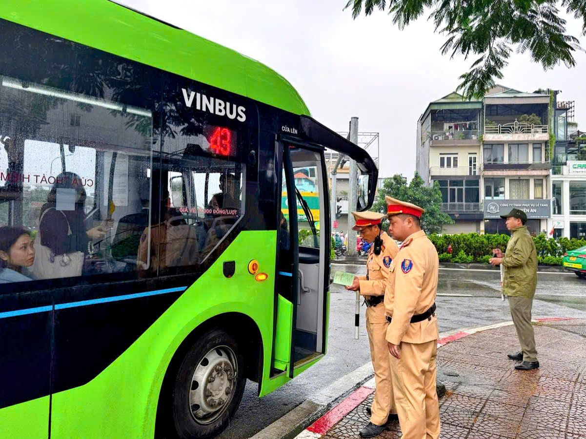 CSGT Hà Nội xử phạt xe buýt đi sai lộ trình, gây ùn tắc qua cầu Chương Dương- Ảnh 1.