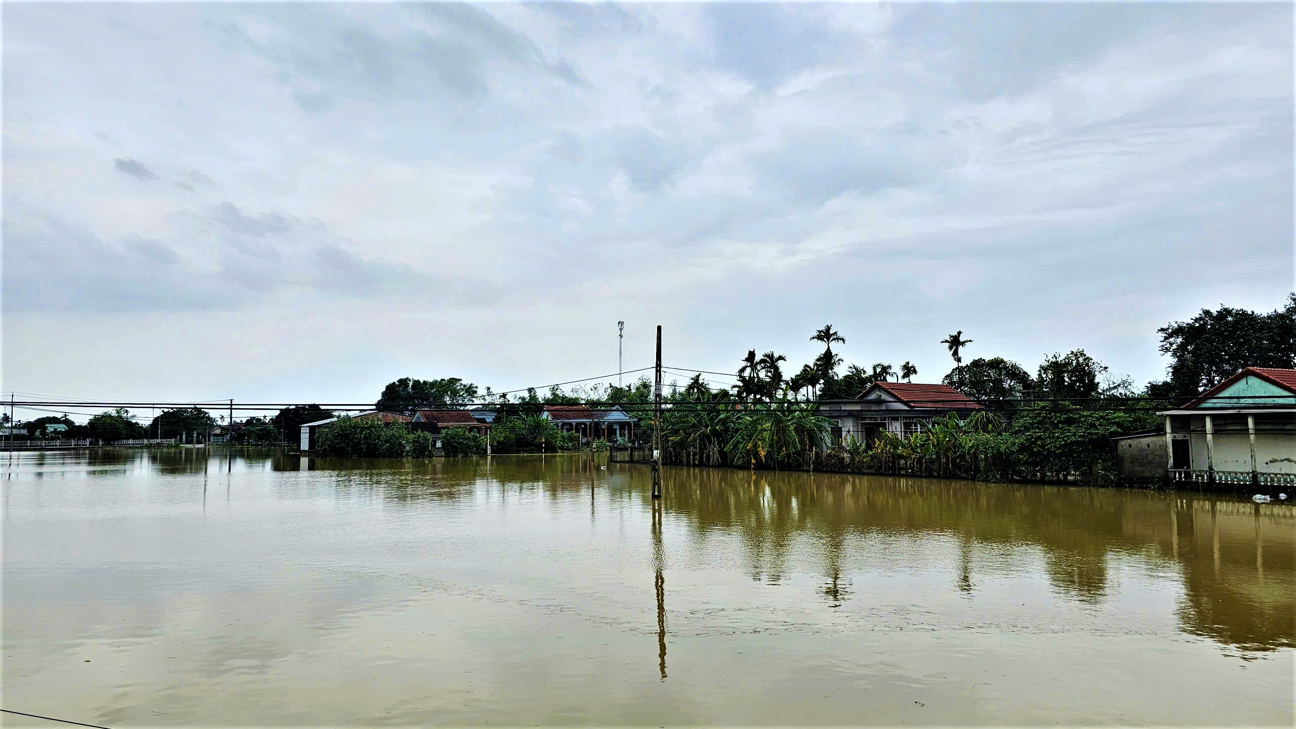 Tìm thấy nạn nhân mất tích trong vụ lật ghe ở Huế- Ảnh 1. Tìm thấy nạn nhân mất tích trong vụ lật ghe ở Huế- Ảnh 1.