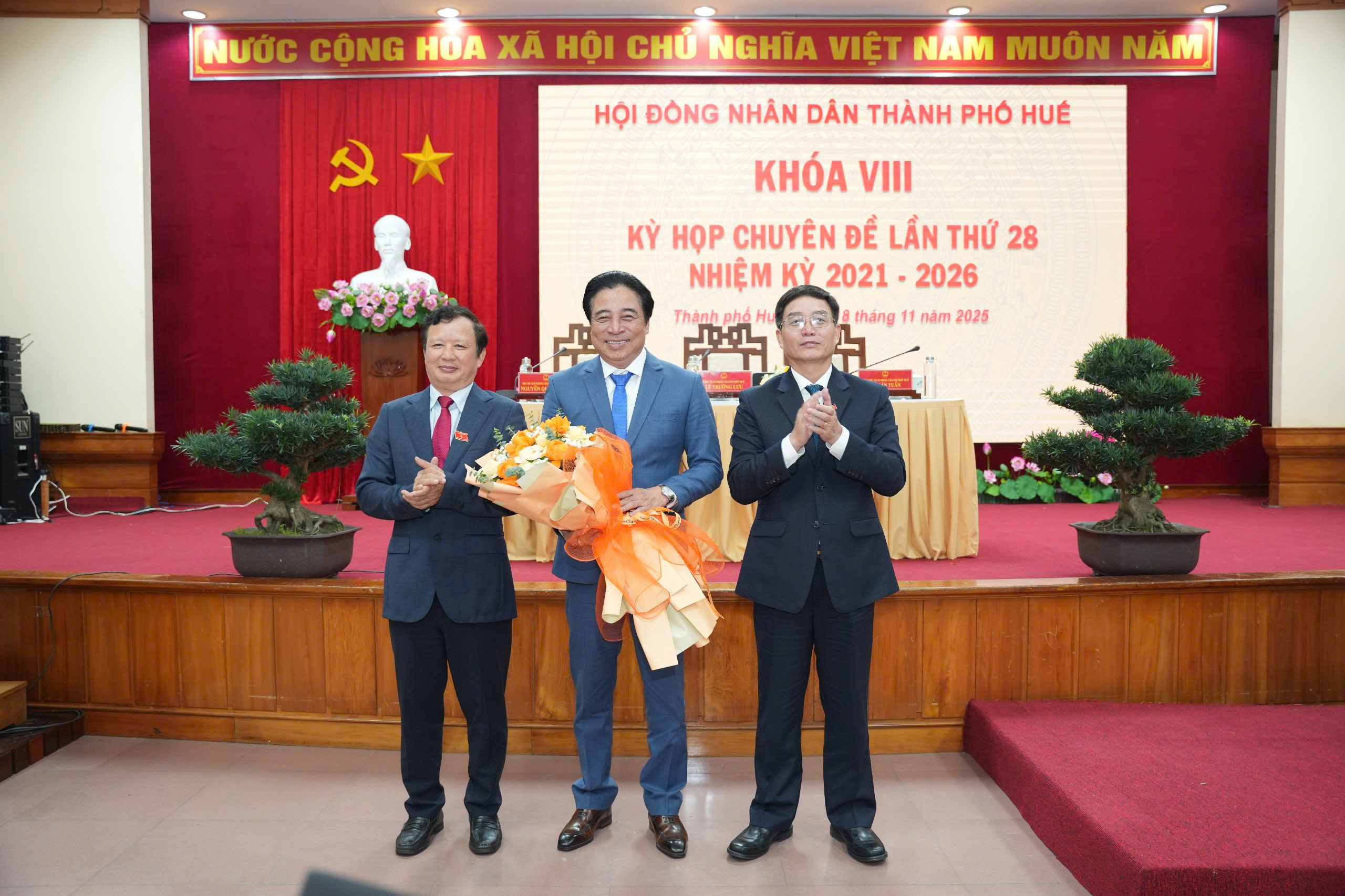 Ông Nguyễn Khắc Toàn được bầu giữ chức Chủ tịch UBND TP Huế- Ảnh 1.