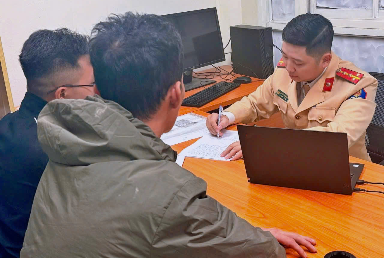 Xử phạt tài xế ô tô làm rơi bùn trên phố trung tâm Hà Nội làm nhiều người ngã- Ảnh 1. Xử phạt tài xế ô tô làm rơi bùn trên phố trung tâm Hà Nội làm nhiều người ngã- Ảnh 1.