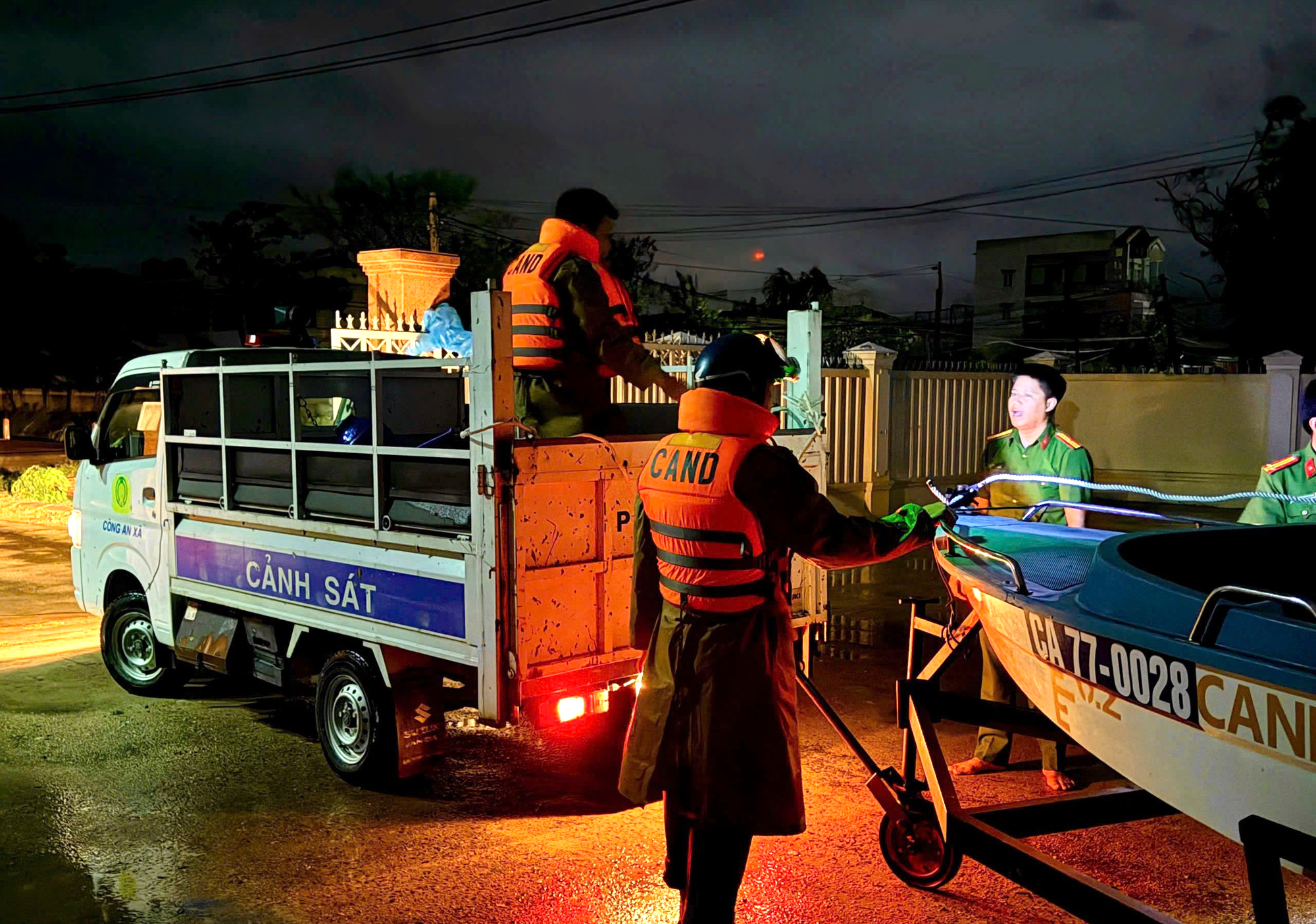 Công an Gia Lai trắng đêm cứu dân giữa dòng nước lũ- Ảnh 1.