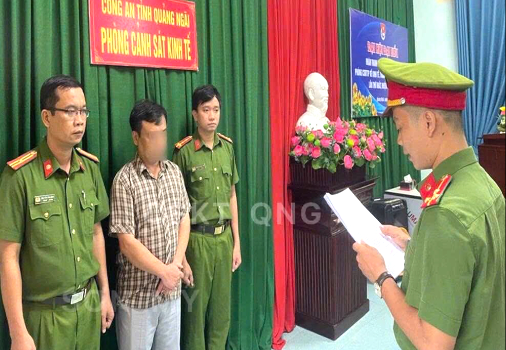 Khởi tố hai l&atilde;nh đạo doanh nghiệp li&ecirc;n quan vụ ch&ocirc;n lấp hơn 110 tấn chất thải ở Quảng Ng&atilde;i- Ảnh 1.