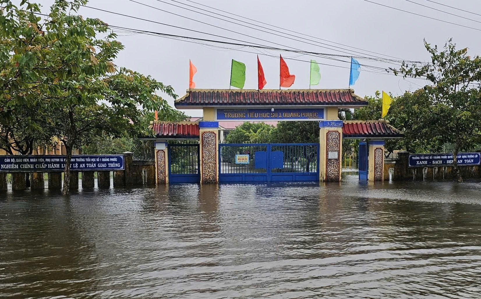 Nhiều tuyến giao thông ở Quảng Trị, Huế lại ngập sâu, sạt lở do mưa lũ- Ảnh 3.