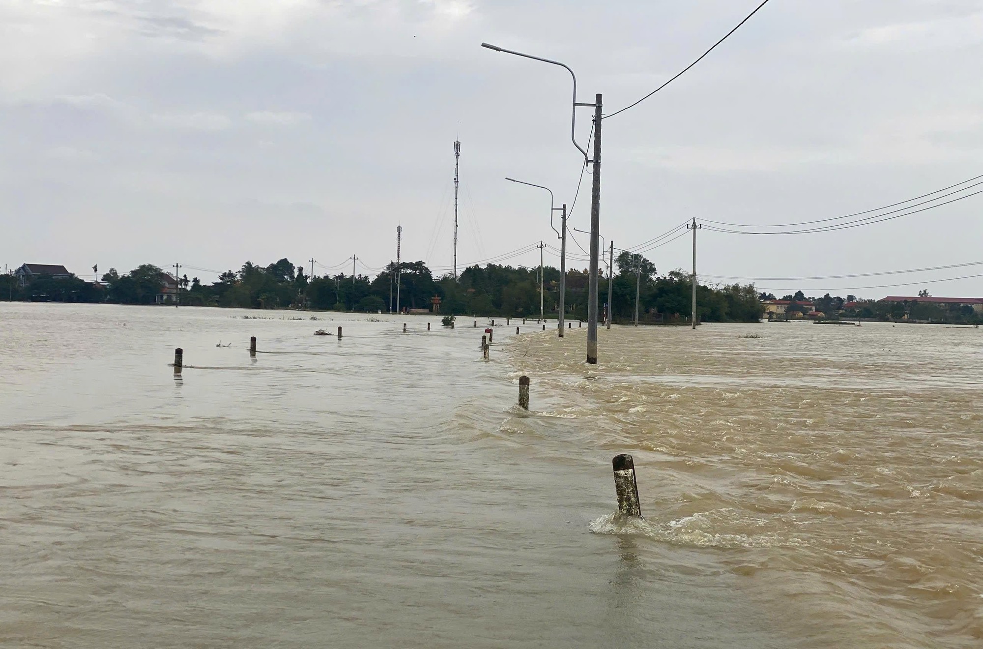 Nhiều tuyến giao thông ở Quảng Trị, Huế lại ngập sâu, sạt lở do mưa lũ- Ảnh 4.