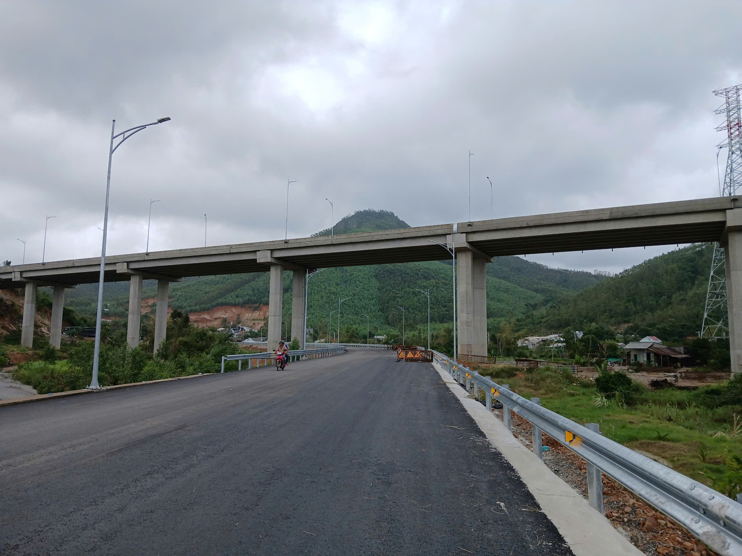 Nhà thầu mạnh hỗ trợ thi công phần việc chậm, đưa dự án cao tốc về đích sớm- Ảnh 1. Nhà thầu mạnh hỗ trợ thi công phần việc chậm, đưa dự án cao tốc về đích sớm- Ảnh 1.