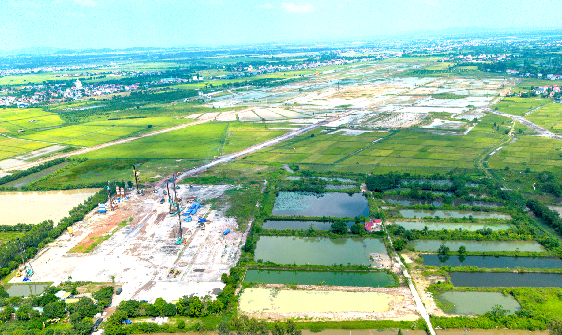 Đã chi trả hơn 2.500 tỷ đồng bồi thường giải phóng mặt bằng sân bay Gia Bình- Ảnh 2.