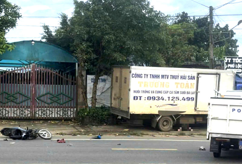 Hiện trường vụ tai nạn khiến người đàn ông đi xe máy thiệt mạng. Hiện trường vụ tai nạn khiến người đàn ông đi xe máy thiệt mạng.