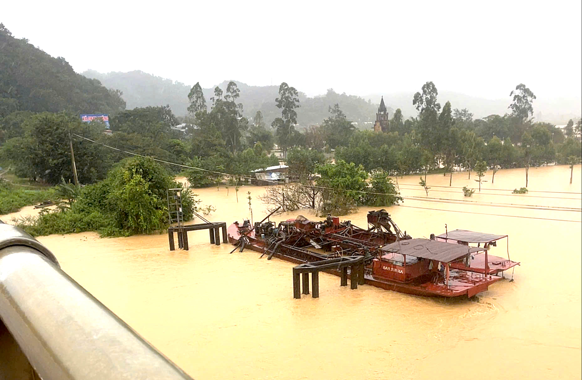 Đắk Lắk: Tàu hút cát đứt neo trôi tự do trên sông Krông Ana, uy hiếp cầu Giang Sơn- Ảnh 1. Đắk Lắk: Tàu hút cát đứt neo trôi tự do trên sông Krông Ana, uy hiếp cầu Giang Sơn- Ảnh 1.