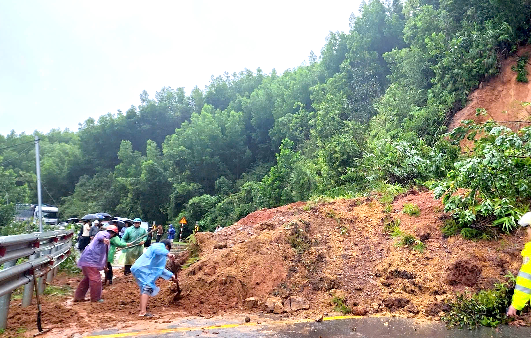 Mưa lũ lịch sử tại Đắk Lắk, hàng nghìn hộ dân phải sơ tán khẩn cấp- Ảnh 5. Mưa lũ lịch sử tại Đắk Lắk, hàng nghìn hộ dân phải sơ tán khẩn cấp- Ảnh 5.
