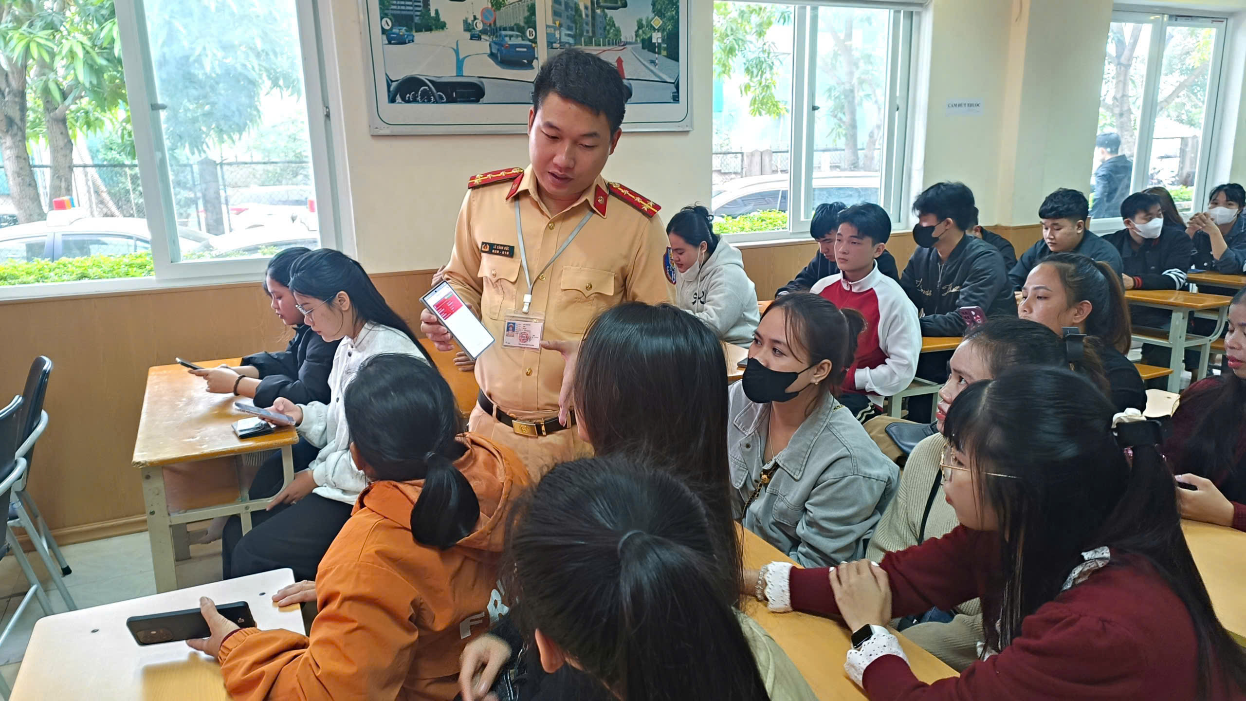 Nghệ An: Người dân phấn khởi vì có GPLX điện tử ngay sau khi đỗ sát hạch- Ảnh 1. Nghệ An: Người dân phấn khởi vì có GPLX điện tử ngay sau khi đỗ sát hạch- Ảnh 1.