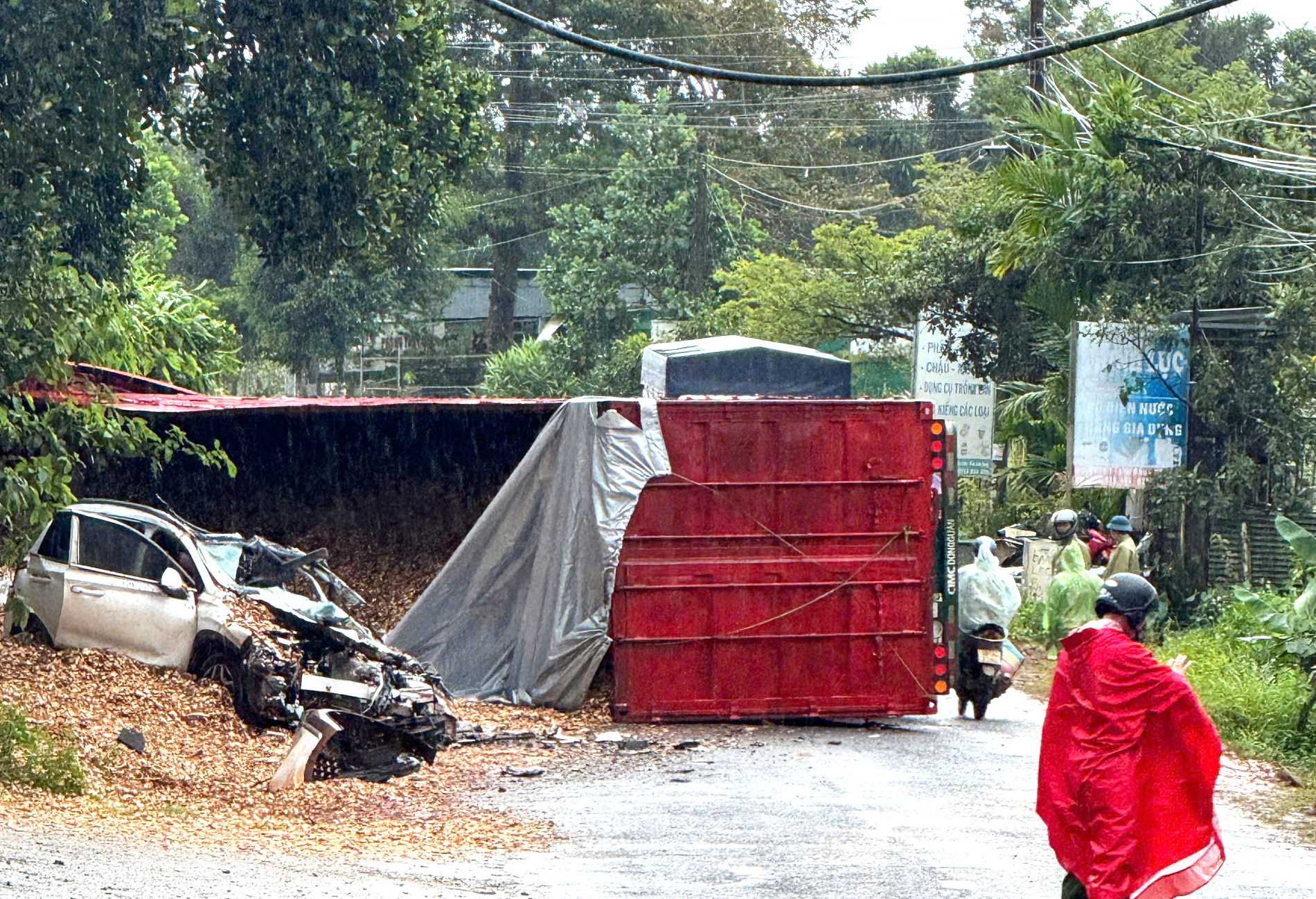 5 người bị thương trong vụ xe container lật, đ&egrave; bẹp &ocirc; t&ocirc; con ở L&acirc;m Đồng - Ảnh 2.