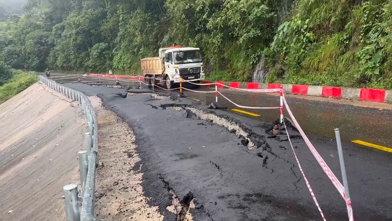 Chạy đua với mưa lũ khắc phục sụt lún trên quốc lộ 24 nối lại mạch giao thông- Ảnh 8. Chạy đua với mưa lũ khắc phục sụt lún trên quốc lộ 24 nối lại mạch giao thông- Ảnh 8.