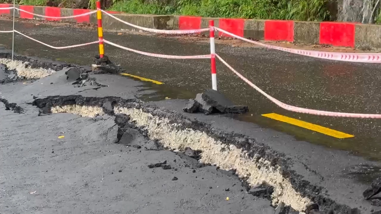 Chạy đua với mưa lũ khắc phục sụt lún trên quốc lộ 24 nối lại mạch giao thông- Ảnh 6. Chạy đua với mưa lũ khắc phục sụt lún trên quốc lộ 24 nối lại mạch giao thông- Ảnh 6.