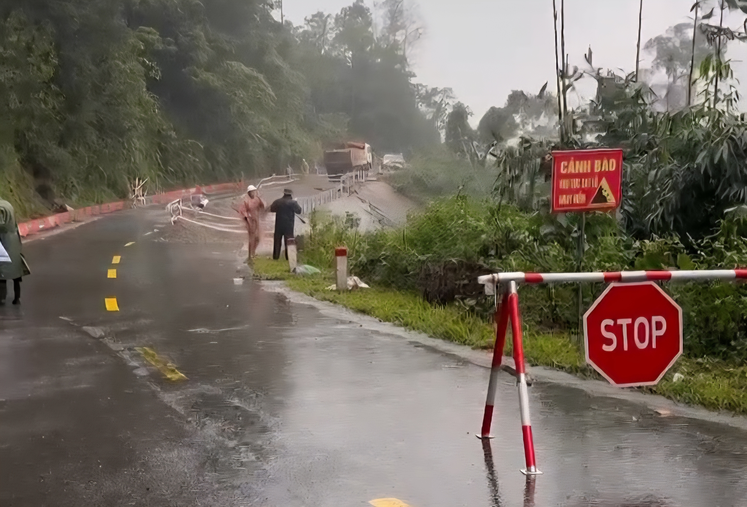 Chạy đua với mưa lũ khắc phục sụt lún trên quốc lộ 24 nối lại mạch giao thông- Ảnh 10. Chạy đua với mưa lũ khắc phục sụt lún trên quốc lộ 24 nối lại mạch giao thông- Ảnh 10.