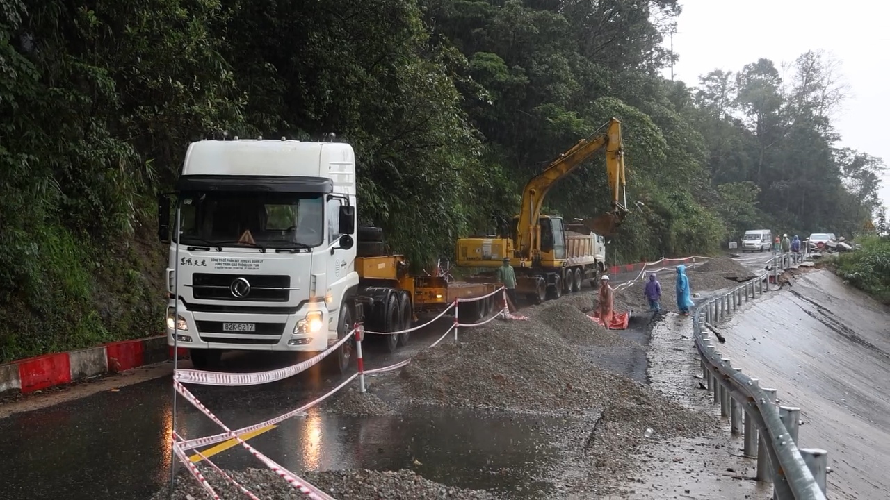 Chạy đua với mưa lũ khắc phục sụt lún trên quốc lộ 24 nối lại mạch giao thông- Ảnh 4. Chạy đua với mưa lũ khắc phục sụt lún trên quốc lộ 24 nối lại mạch giao thông- Ảnh 4.