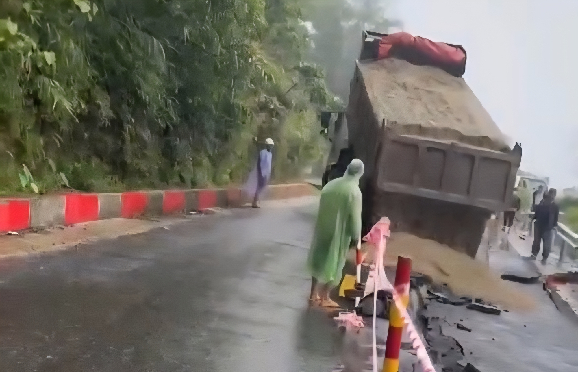 Chạy đua với mưa lũ khắc phục sụt lún trên quốc lộ 24 nối lại mạch giao thông- Ảnh 2. Chạy đua với mưa lũ khắc phục sụt lún trên quốc lộ 24 nối lại mạch giao thông- Ảnh 2.