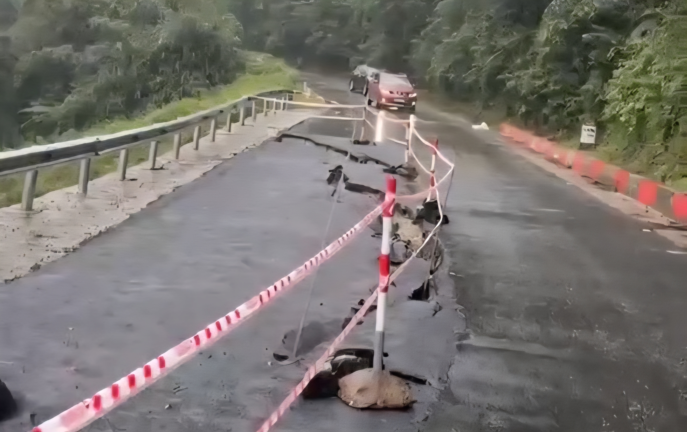 Chạy đua với mưa lũ khắc phục sụt lún trên quốc lộ 24 nối lại mạch giao thông- Ảnh 7. Chạy đua với mưa lũ khắc phục sụt lún trên quốc lộ 24 nối lại mạch giao thông- Ảnh 7.