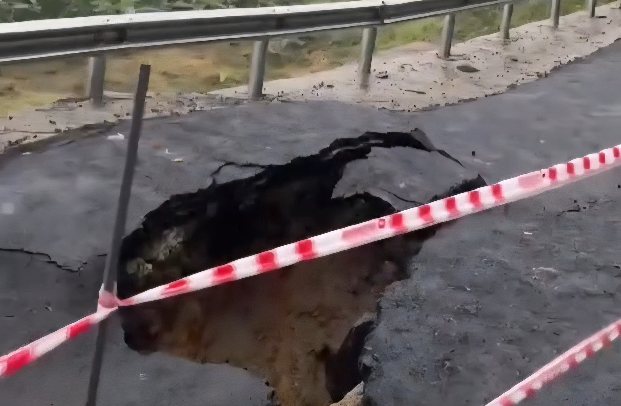 Chạy đua với mưa lũ khắc phục sụt lún trên quốc lộ 24 nối lại mạch giao thông- Ảnh 3. Chạy đua với mưa lũ khắc phục sụt lún trên quốc lộ 24 nối lại mạch giao thông- Ảnh 3.