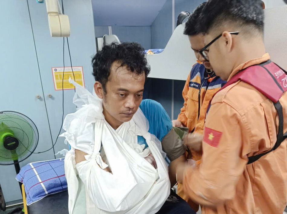 Xuyên đêm cứu thuyền viên nước ngoài bị tai nạn lao động trên vùng biển Việt Nam- Ảnh 2. Xuyên đêm cứu thuyền viên nước ngoài bị tai nạn lao động trên vùng biển Việt Nam- Ảnh 2.