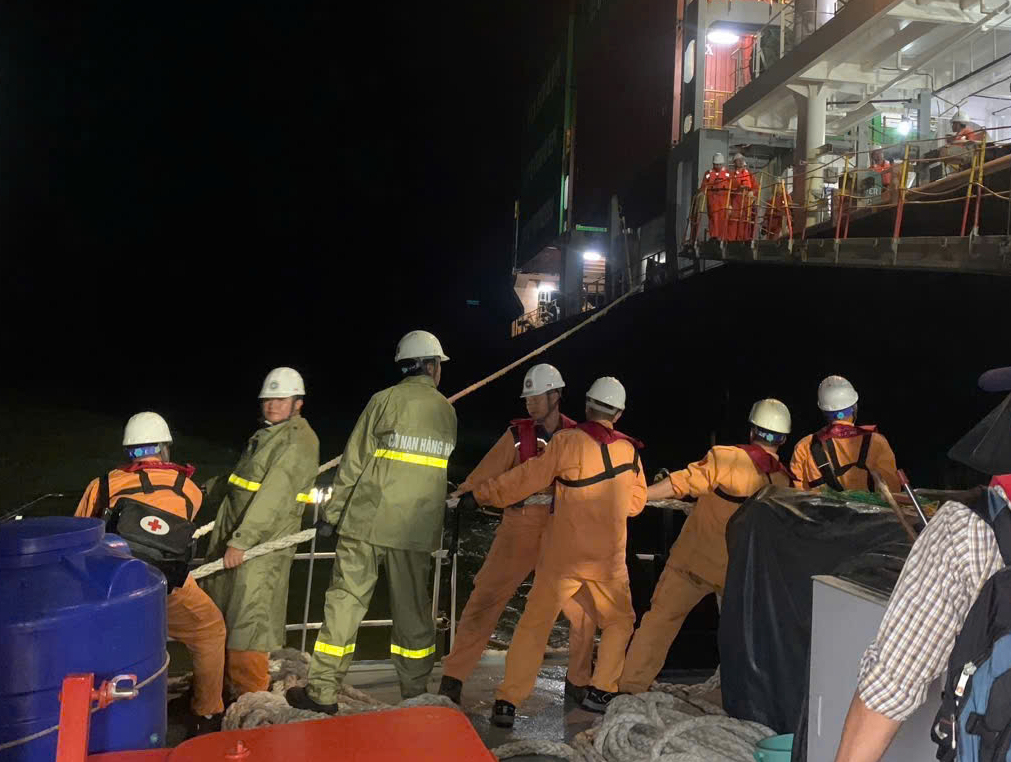 Xuyên đêm cứu thuyền viên nước ngoài bị tai nạn lao động trên vùng biển Việt Nam- Ảnh 1. Xuyên đêm cứu thuyền viên nước ngoài bị tai nạn lao động trên vùng biển Việt Nam- Ảnh 1.