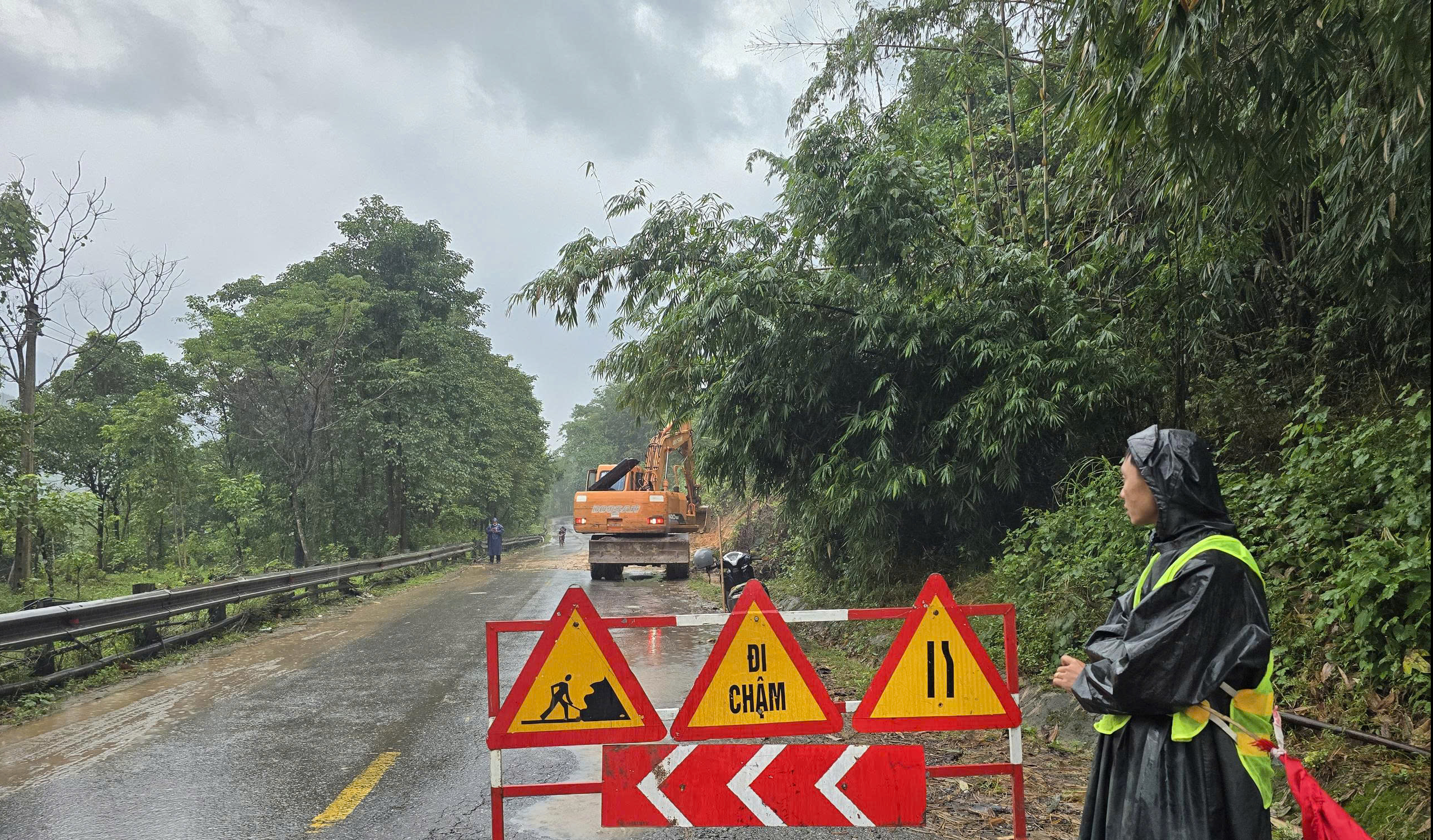 Nhiều tuyến giao thông ở Quảng Trị, Huế lại ngập sâu, sạt lở do mưa lũ- Ảnh 1.