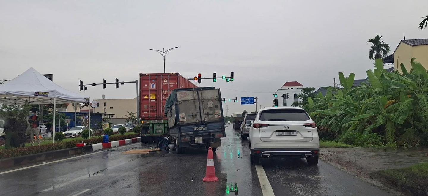 Hải Phòng: Va chạm xe container lúc rạng sáng, tài xế xe tải tử vong tại chỗ- Ảnh 1. Hải Phòng: Va chạm xe container lúc rạng sáng, tài xế xe tải tử vong tại chỗ- Ảnh 1.