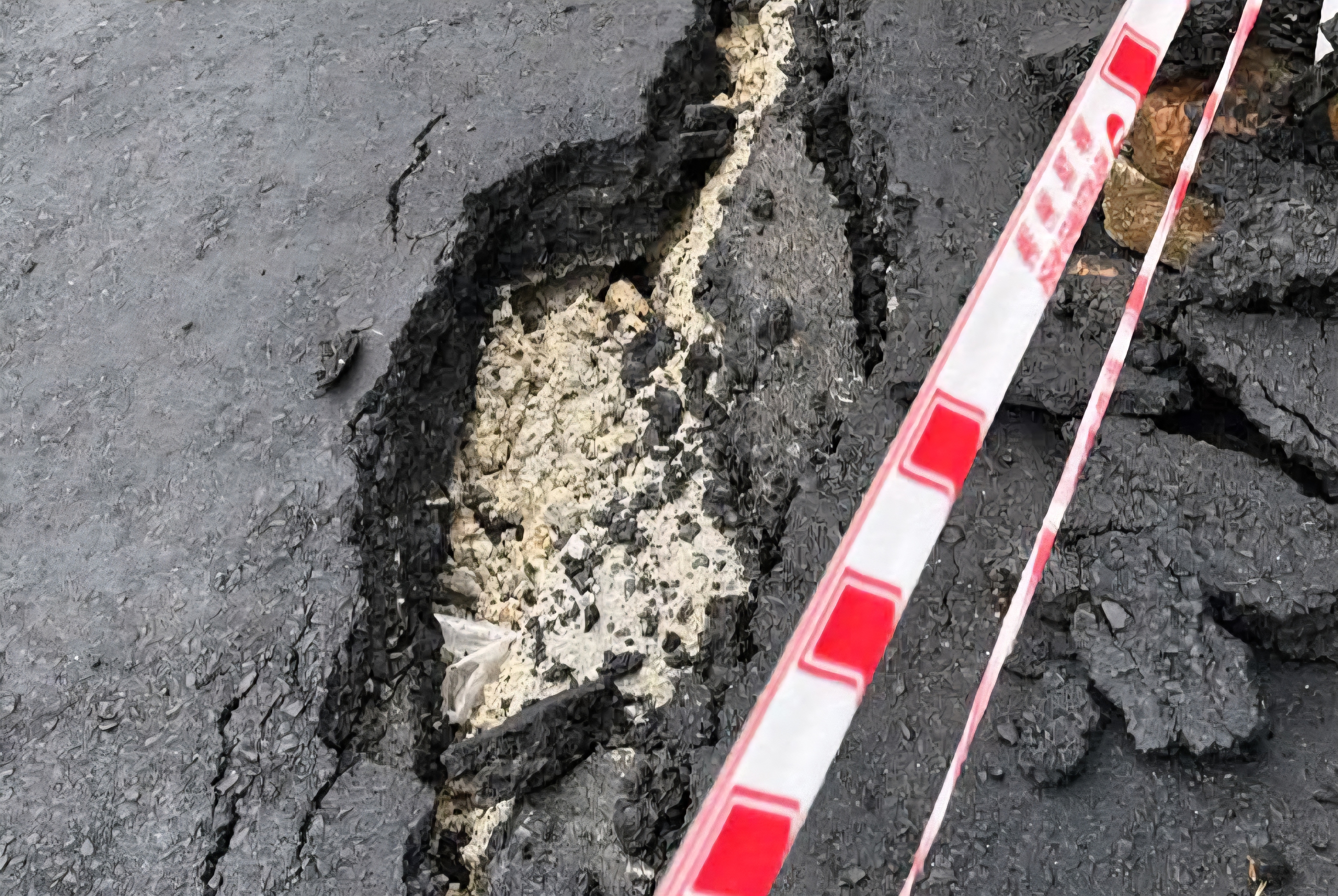 Chạy đua với mưa lũ khắc phục sụt lún trên quốc lộ 24 nối lại mạch giao thông- Ảnh 11. Chạy đua với mưa lũ khắc phục sụt lún trên quốc lộ 24 nối lại mạch giao thông- Ảnh 11.