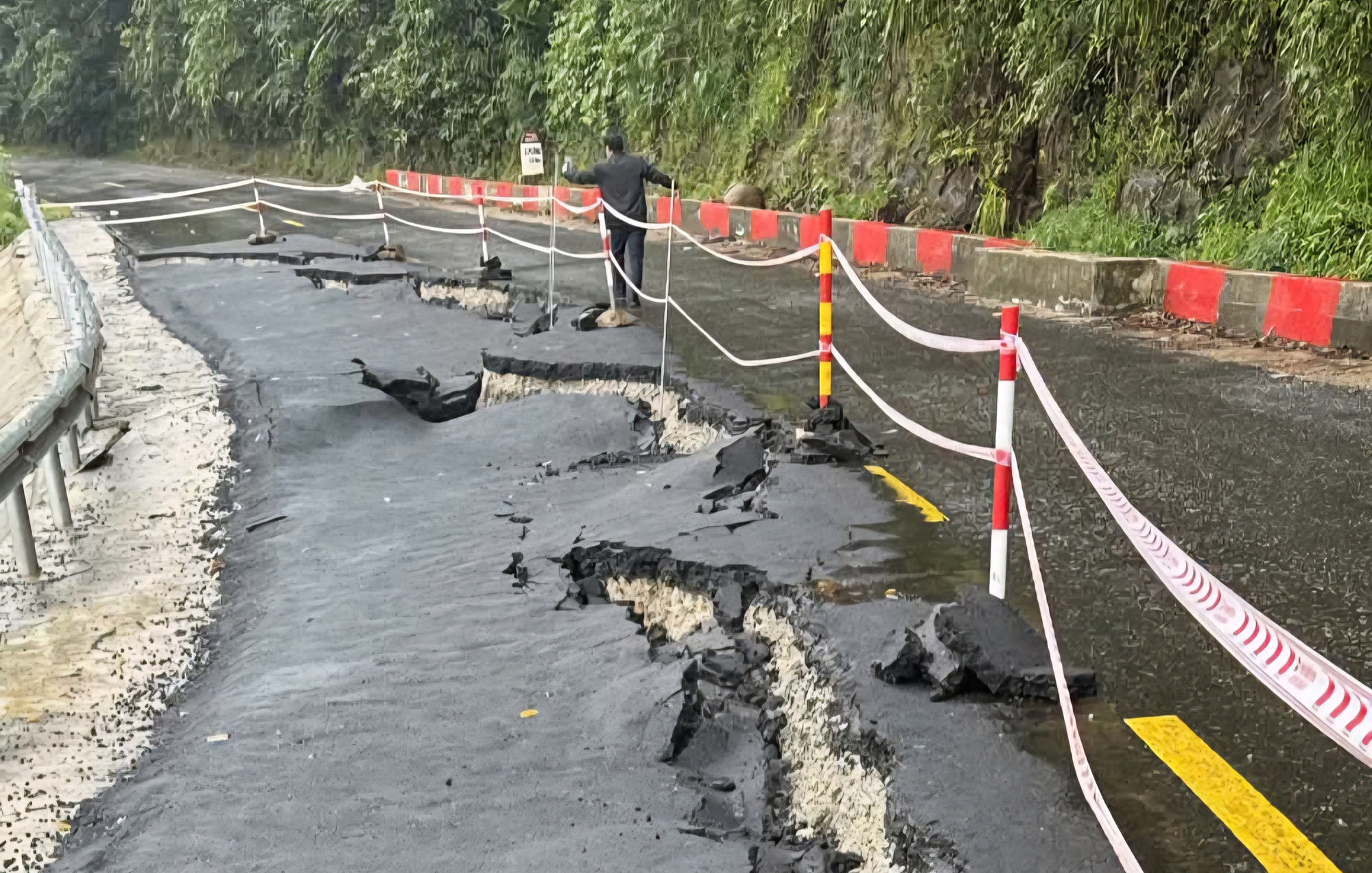 Chạy đua với mưa lũ khắc phục sụt lún trên quốc lộ 24 nối lại mạch giao thông- Ảnh 5. Chạy đua với mưa lũ khắc phục sụt lún trên quốc lộ 24 nối lại mạch giao thông- Ảnh 5.