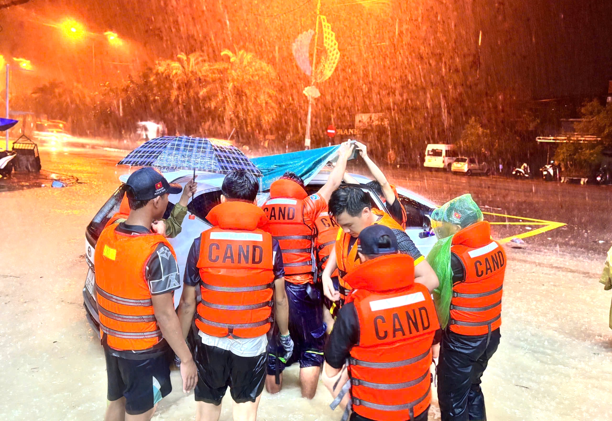 Công an Gia Lai trắng đêm cứu dân giữa dòng nước lũ- Ảnh 2.