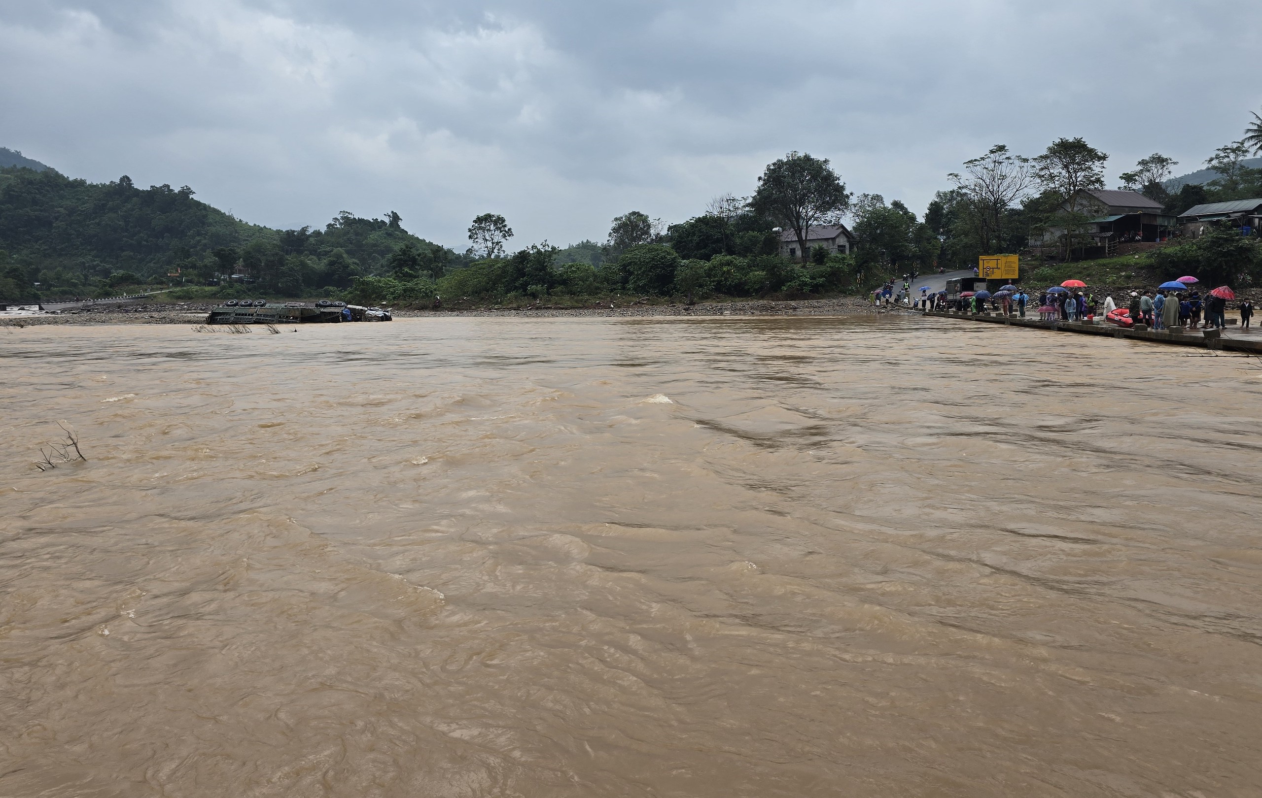 Mở rộng phạm vi tìm kiếm tài xế ô tô đầu kéo bị cuốn trôi mất tích ở Quảng Trị- Ảnh 1.