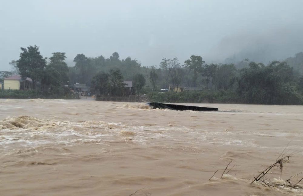 Mở rộng phạm vi tìm kiếm tài xế ô tô đầu kéo bị cuốn trôi mất tích ở Quảng Trị- Ảnh 10.