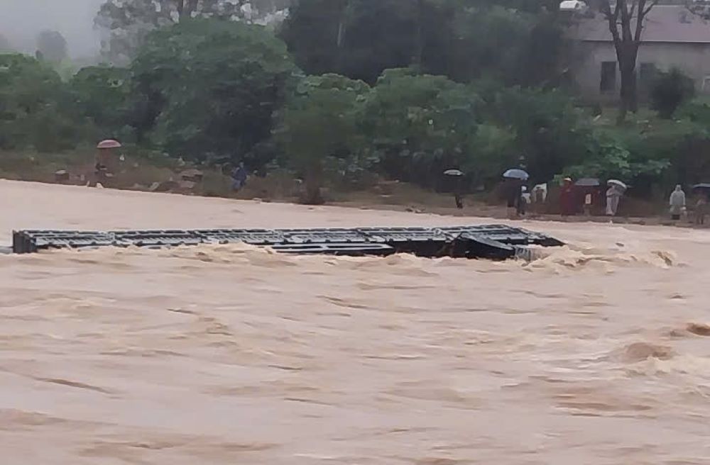 Mở rộng phạm vi tìm kiếm tài xế ô tô đầu kéo bị cuốn trôi mất tích ở Quảng Trị- Ảnh 11.