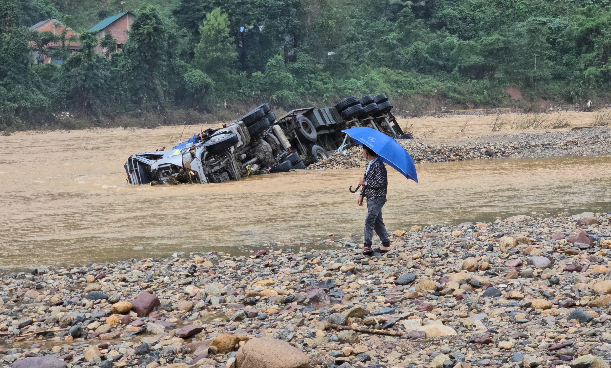 Mở rộng phạm vi tìm kiếm tài xế ô tô đầu kéo bị cuốn trôi mất tích ở Quảng Trị- Ảnh 12.