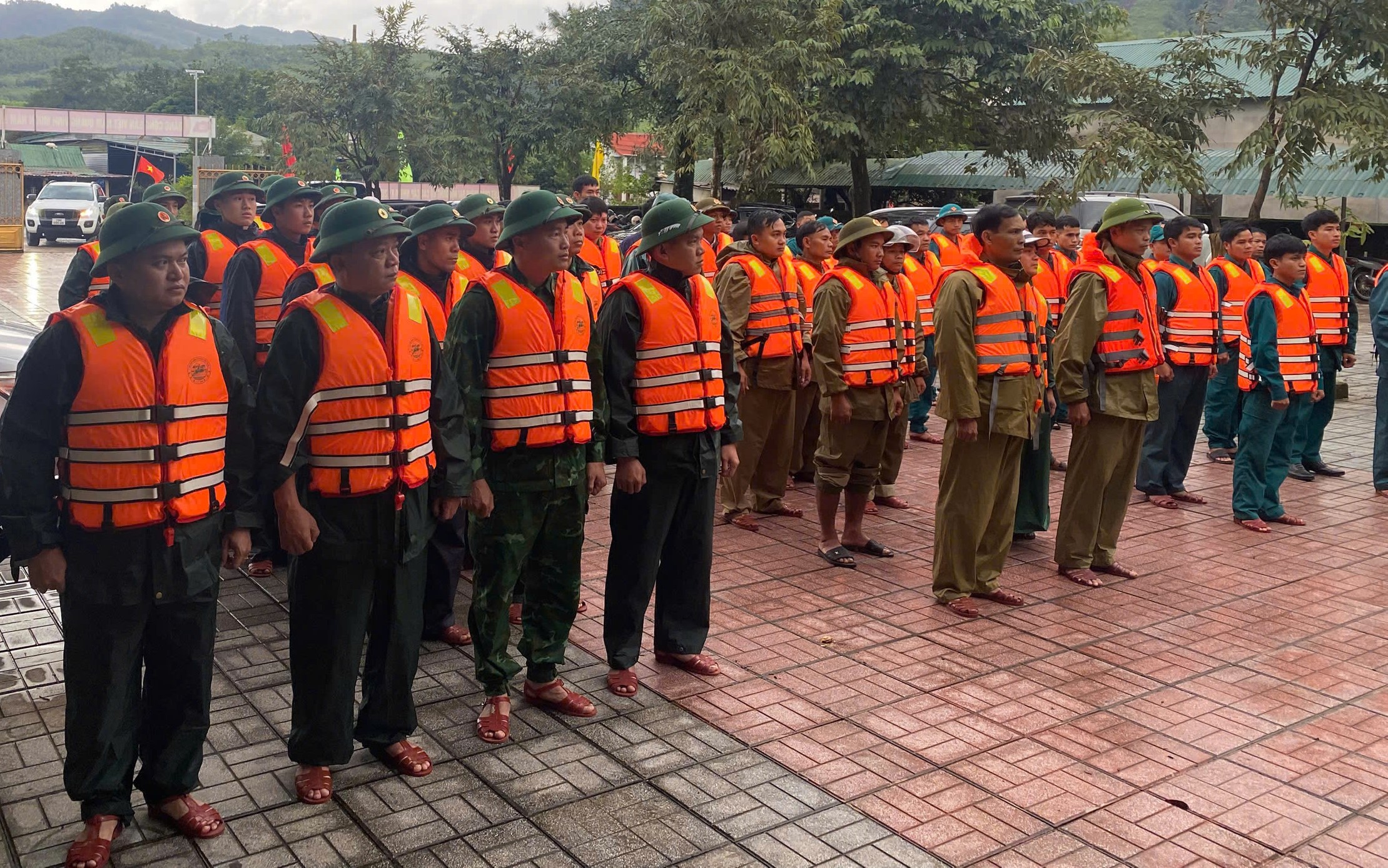 Mở rộng phạm vi tìm kiếm tài xế ô tô đầu kéo bị cuốn trôi mất tích ở Quảng Trị- Ảnh 2.