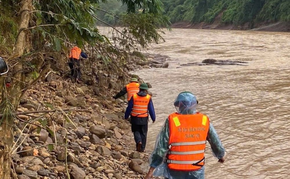 Mở rộng phạm vi tìm kiếm tài xế ô tô đầu kéo bị cuốn trôi mất tích ở Quảng Trị- Ảnh 3.