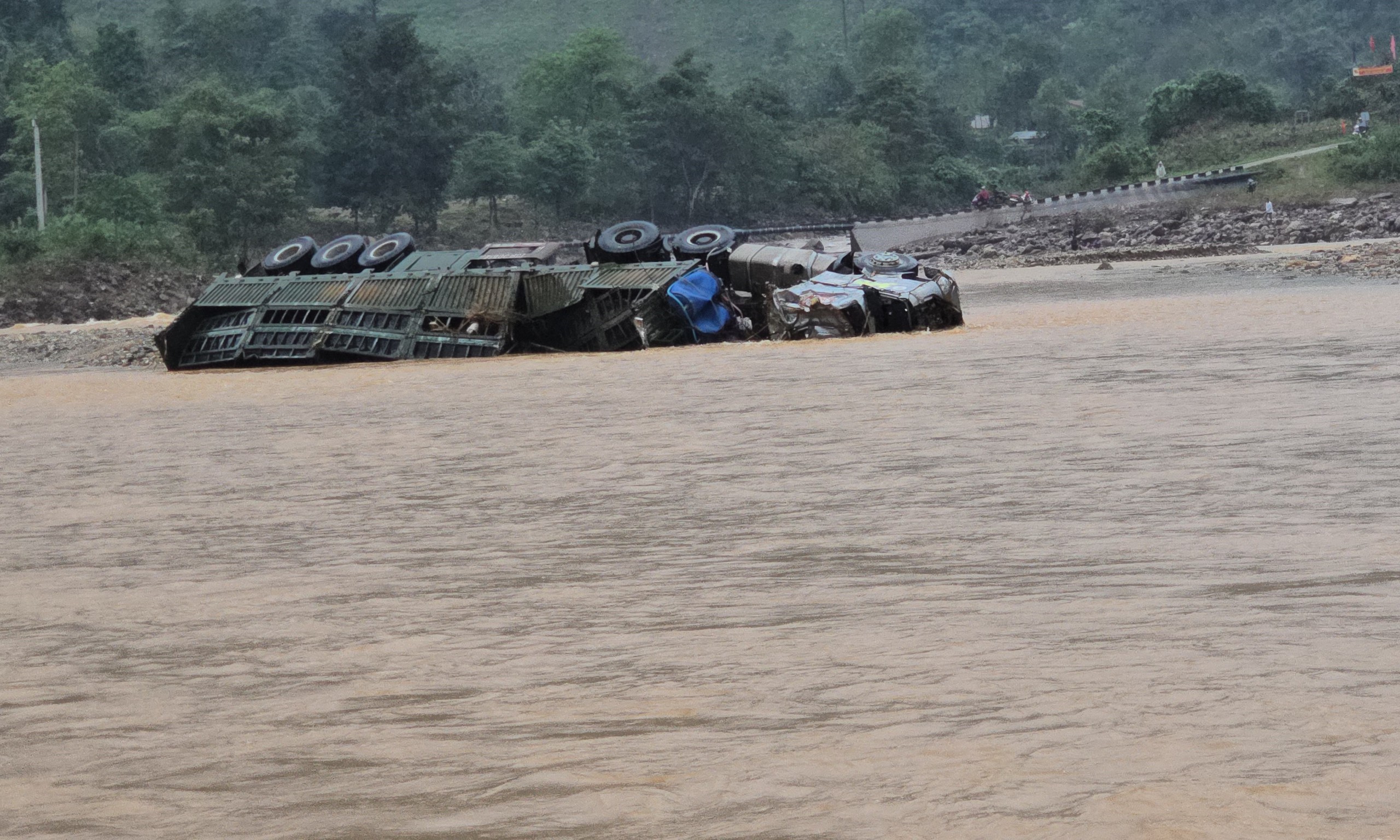 Mở rộng phạm vi tìm kiếm tài xế ô tô đầu kéo bị cuốn trôi mất tích ở Quảng Trị- Ảnh 4.