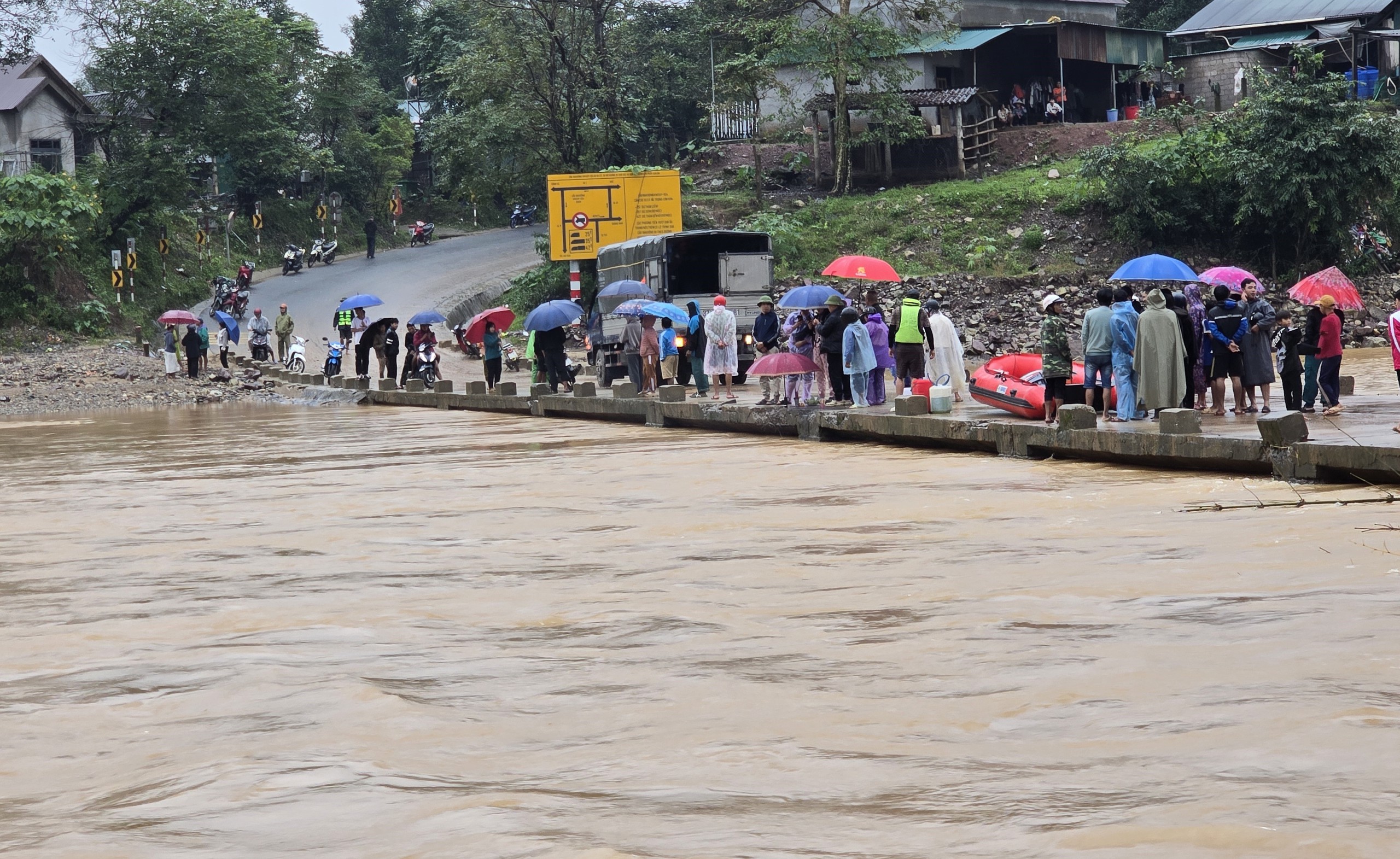 Mở rộng phạm vi tìm kiếm tài xế ô tô đầu kéo bị cuốn trôi mất tích ở Quảng Trị- Ảnh 5.