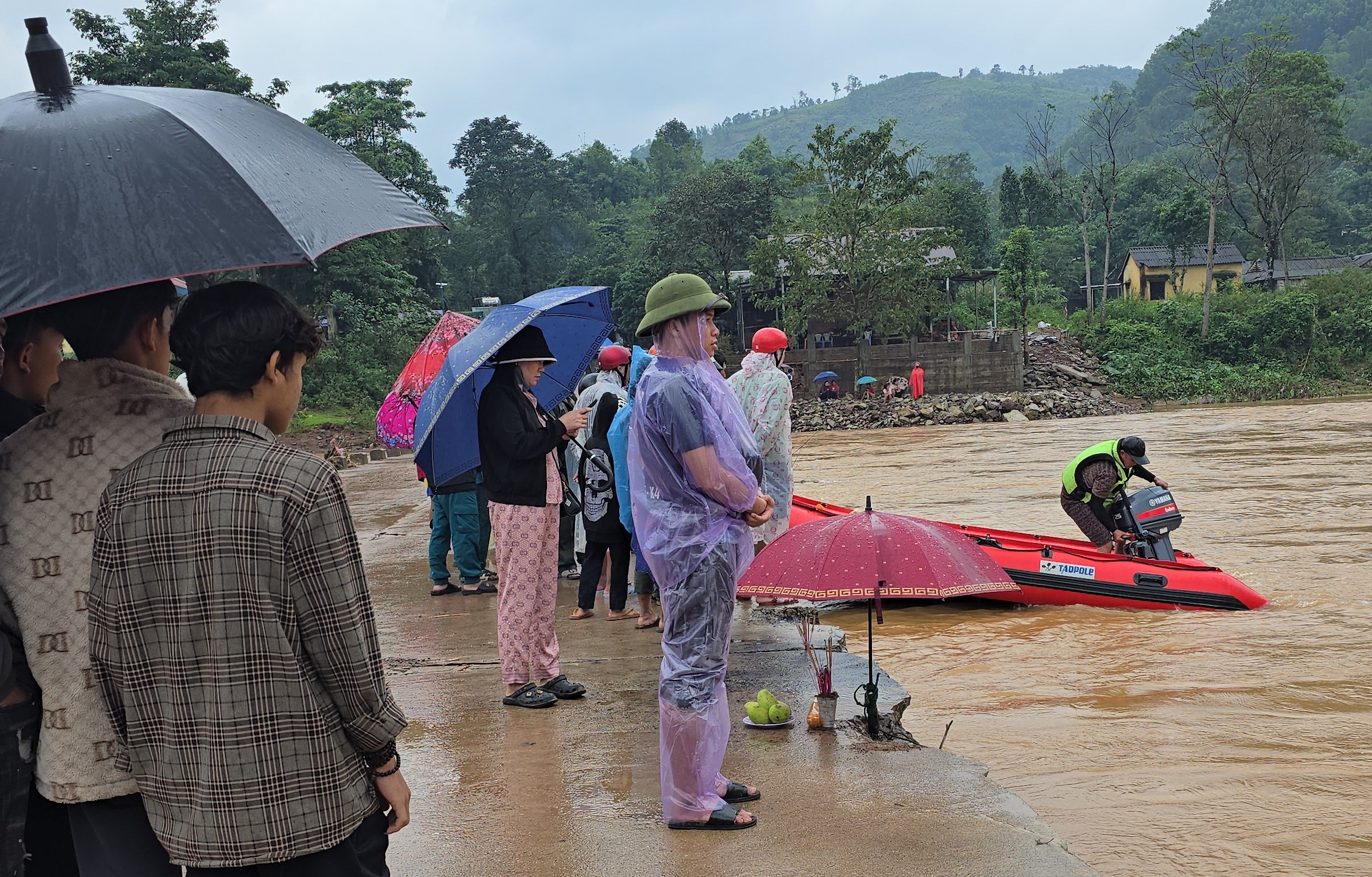 Mở rộng phạm vi tìm kiếm tài xế ô tô đầu kéo bị cuốn trôi mất tích ở Quảng Trị- Ảnh 6.