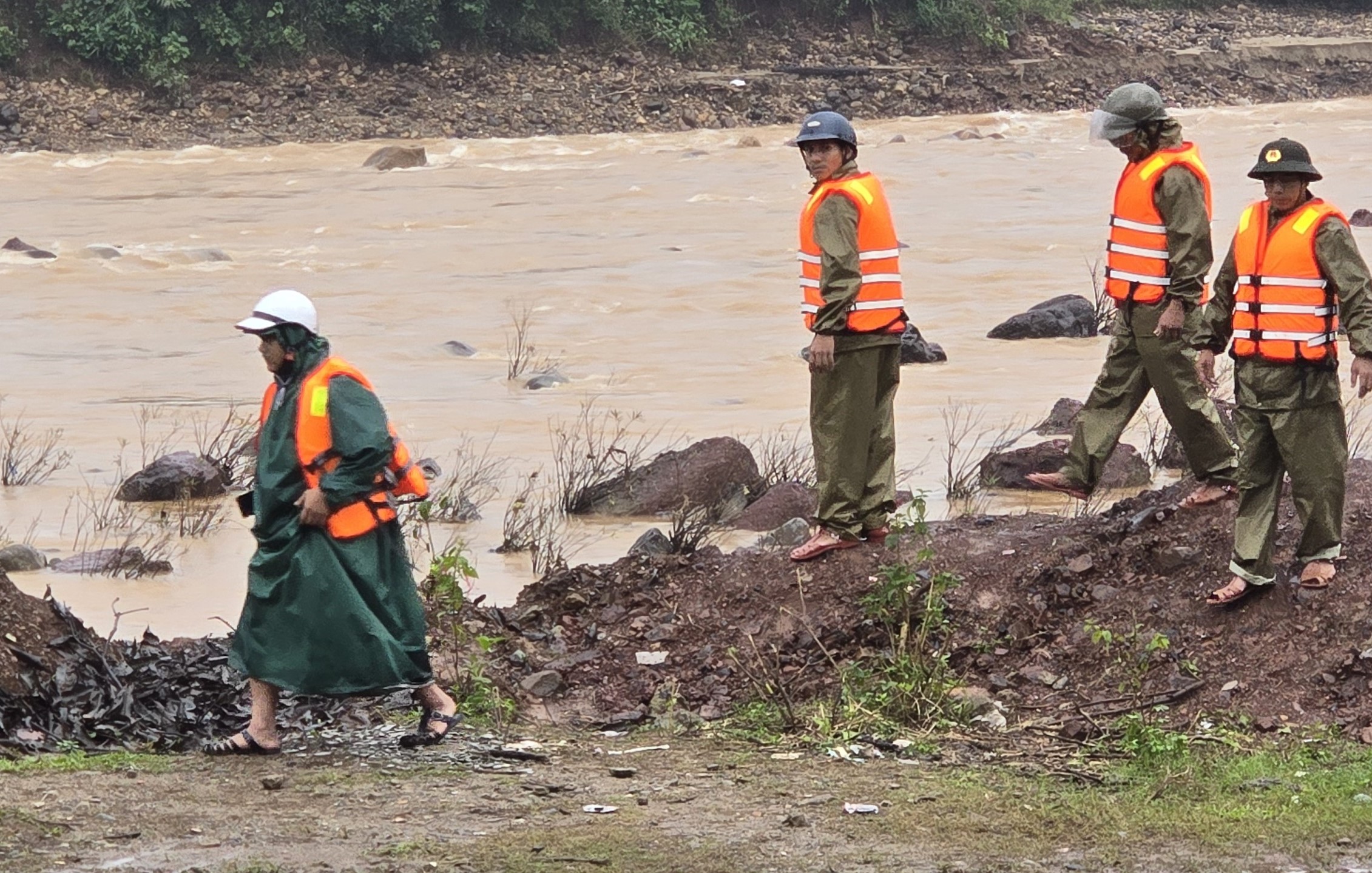 Mở rộng phạm vi tìm kiếm tài xế ô tô đầu kéo bị cuốn trôi mất tích ở Quảng Trị- Ảnh 7.