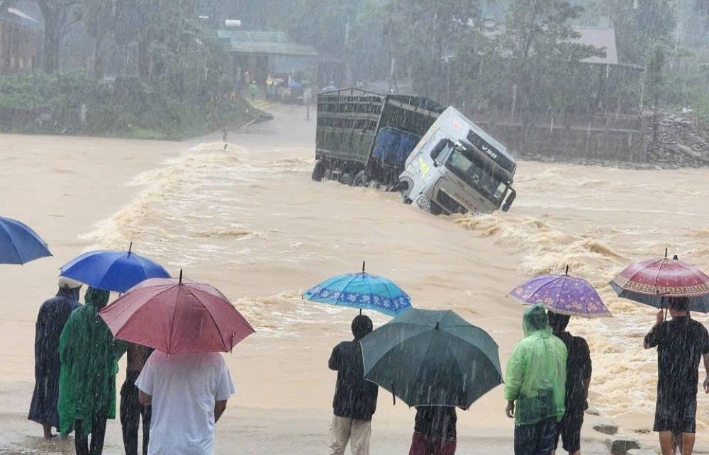 Mở rộng phạm vi tìm kiếm tài xế ô tô đầu kéo bị cuốn trôi mất tích ở Quảng Trị- Ảnh 8.