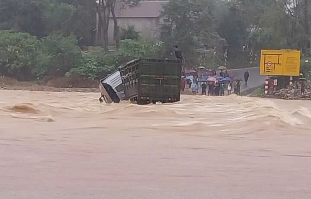 Mở rộng phạm vi tìm kiếm tài xế ô tô đầu kéo bị cuốn trôi mất tích ở Quảng Trị- Ảnh 9.