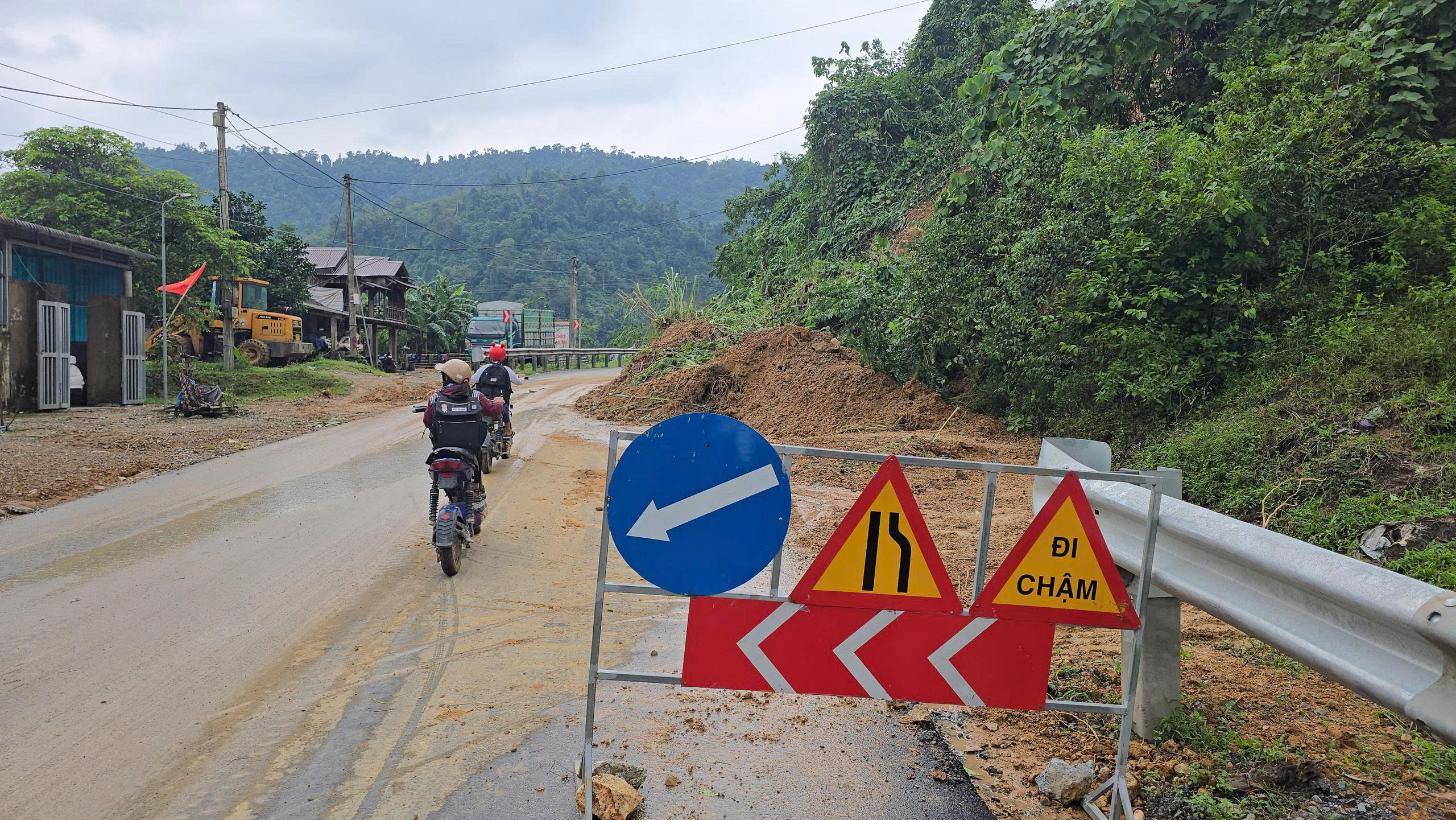 Nhiều tuyến giao thông ở Quảng Trị, Huế lại ngập sâu, sạt lở do mưa lũ- Ảnh 2.